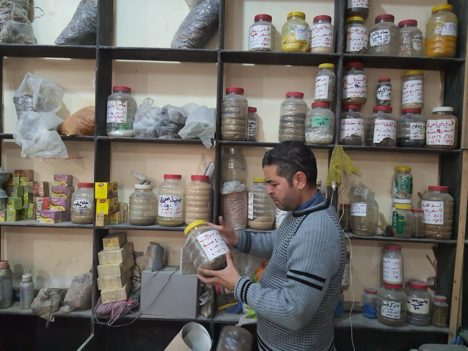 أشهرها عين العفريت وكف مريم.. أغرب أنواع العطارة المستخدمة في الدجل والشعوذة